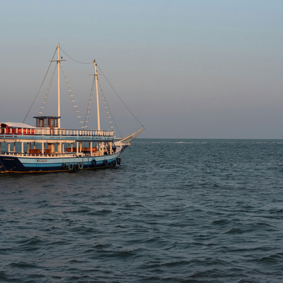 Segelboot Auf Ruhigem Wasser In Porto Seguro